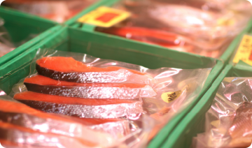 紅鮭・時鮭・銀鮭など、様々な鮭が並びます